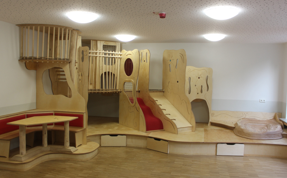 Spiellandschaft mit Sitzecke und Holzmulde